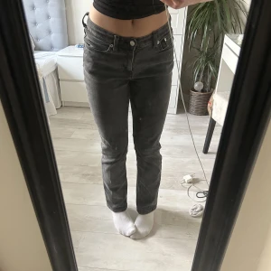 Weekday Jeans - Nu säljer jag mina weekday jeans då dom har blivit för stora för mig. Bra skick och mycket bekväma.  Relativt använda förut men knappt använda senaste året.  Skriv gärna om ni har några frågor💞 