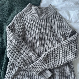 Nakd - Super fin virkad tröja från Nakd, Linn Ahlborgs kollektion. Skriv för fler bilder eller frågor💛 perfekt till sommarkvällar