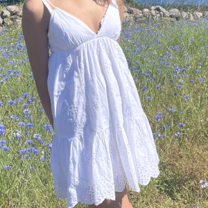 Zara klänning - !FINNS FORTFARANDE! Superfin trendig sommarklänning från zara. Använd en gång, strl S men jag är Xs och den passar mig. Skriv privat för fler frågor!