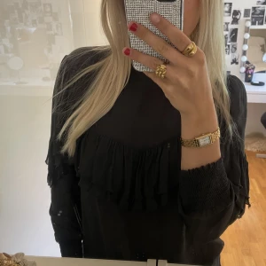 Blus - Superfin svart blus som tyvärr inte kommer till användning💕obs: smutsig spegel😊