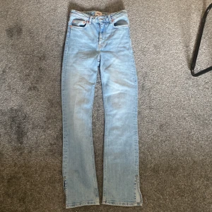 Ett par jättefina och bekväma jeans! 😻 - Ett par jeans ifrån lager 157!  Har kommit till användning väldigt mycket för dem har varit väldigt bekväma och snygga!  Säljer dem för börjar bli lite för små för mig men har älskat dessa jeans. 💕 Dem är inte slitna eller förstörda något stans! 😻 