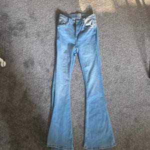 Ett par super snygga jeans!  Köpt på sellpy i nyskick men säljer vidare igen för ligger bara i garderoben. Aldrig använt dem 💕