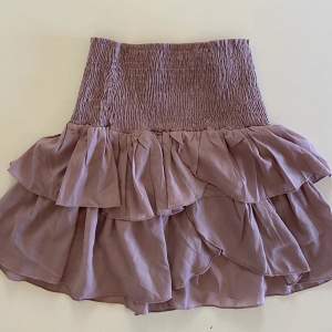 Säljer den super söta kjolen som är perfekt till sommaren! Det är en lila/tosa aktig färg!💜