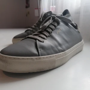 Axel Arigato-skor 👟 - Märkesskorna är i väldigt bra skick! De ser dock inte helt nya ut, men de är fortfarande väldigt fina, i bra kvalité. 