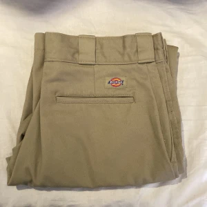 Byxor Dickies - Dickies byxor i mycket bra skick. De är lite ljusare i verkligheten.  Nypris 749kr. Mitt pris 190kr. Vill bli av med dem. Baggy