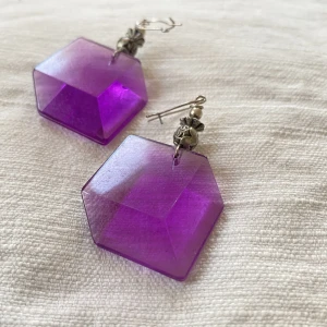 Lila örhängen  - Läckra örhängen i lila plast Lätta att bära och väger inte så mycket 