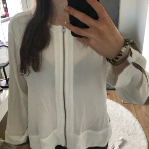 Blus från AliceBizous - Jättefin vit blus som är perfekt att ha över en bikini till sommaren 💕 Den är från Alice Bizous och i storlek 44, men skulle säga att det är som en XS/S