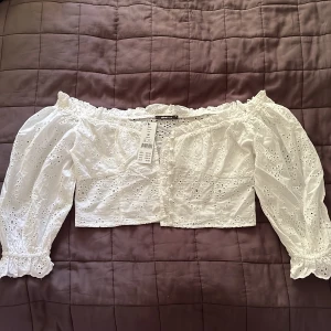 Vit sommartopp - Säljer denna helt oanvända sommartopp utan axelband💕