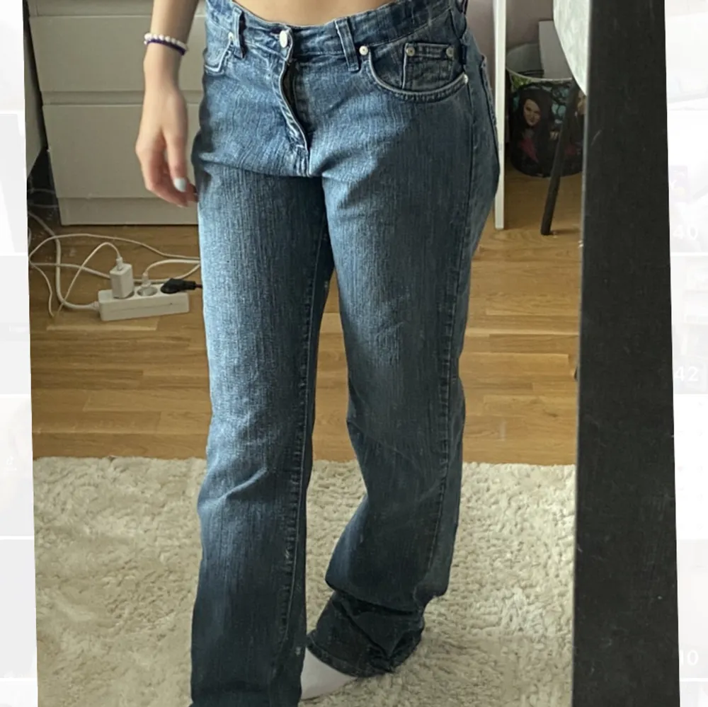 As snygga Victoria beckham jeans,säljer på grund av att de inte kommer till användning längre. Lite defekter längst ner på jeansen❤️skriv för flera bilder. Jeans & Byxor.