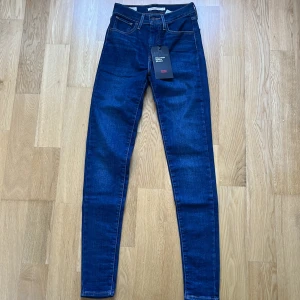 Levis jeans - Jeansen är knappt använda, längre, högmidjade och skinny ( ej petite ) 