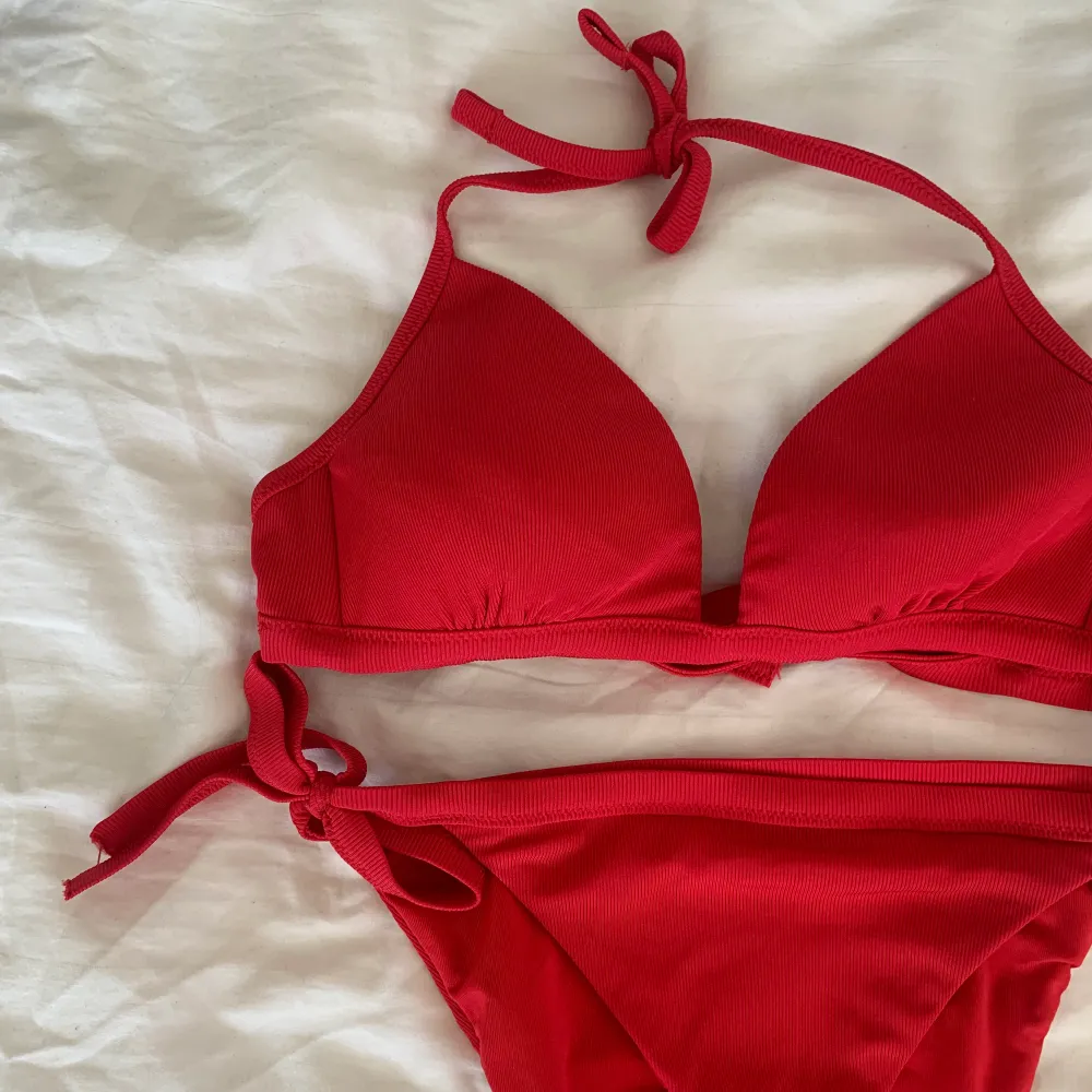 Röd bikini från calzedonia. Den har ingen storlek men jag har s/m och den passar mig. Det går även att justera banden . Övrigt.