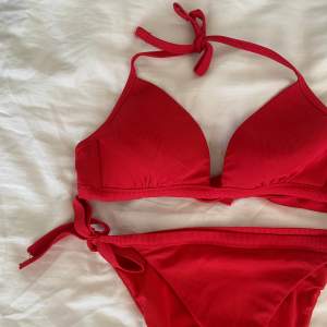 Röd bikini från calzedonia. Den har ingen storlek men jag har s/m och den passar mig. Det går även att justera banden 