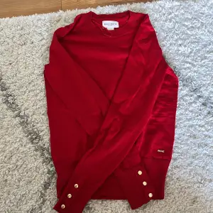En fin röd tröja från Lindex. Nysick, skriv om fler frågor☺️