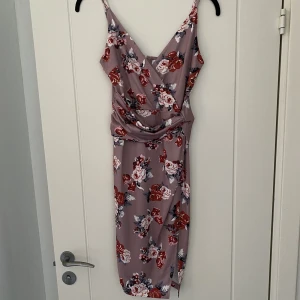 Midsommarklänning - Behöver du en klänning till midsommar? Denna är från Bubbleroom, mjukt material och dragkedja i ryggen. Justerbara axelband och endast använd en gång :)