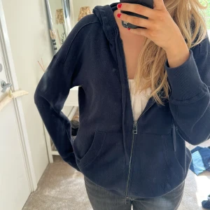 Kofta - Svin snygg tröja från Zadig Voltaire som tyvärr inte längre kommer till användning. Köpt för ca 1 år sedan för värdet 4200kr. Den har hållit sig väldigt bra och har inga defekter alls. Snabb affär för 4000kr!❤️