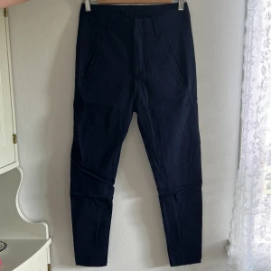 Kostymbyxor - Marinblå kostymbyxor. Thight längs bena men stretchiga. 