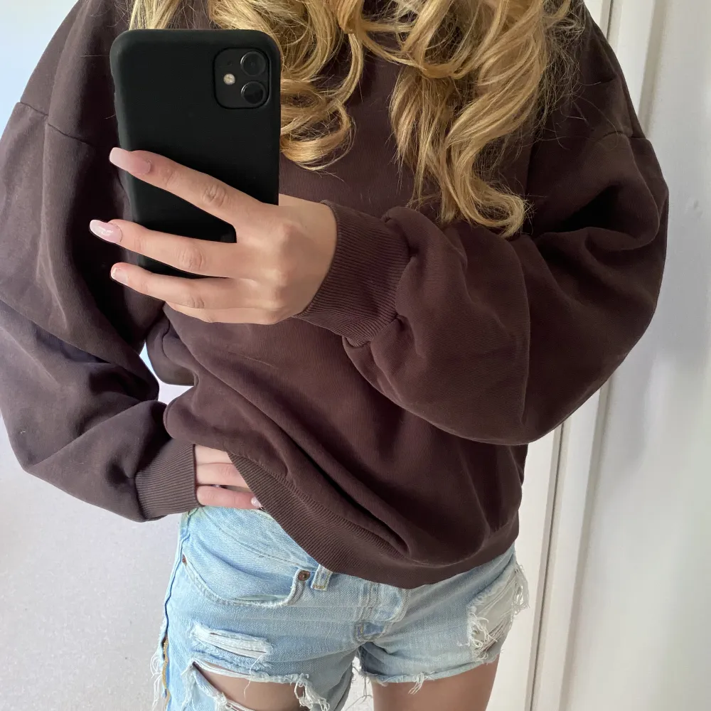 Fin brun sweatshirt ❤️‍🔥 sparsamt använd, sitter jättefint ❤️‍🔥. Hoodies.