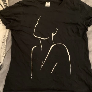 T-shirt - Skriv vid frågor💓