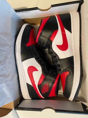 Jordan 1 mid fire red - Säljer mina Jordan 1 mid black/fire red Storlek 42,5 Endast provade. Aldrig använda. Kvitto box finns.  Kan skickas mot fraktkostnad. 