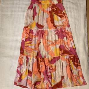 färgglad kjol perfekt nu till sommaren! står storlek xxs men skulle den är stretchig så den passar s och kanske även m🌷