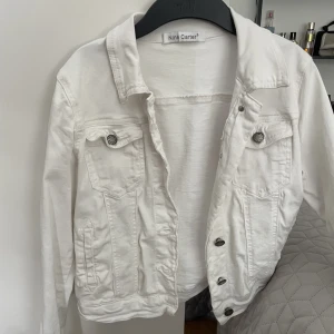Vit jeansjacka - Jättefin jeansjacka köpt från Chelsea i Göteborg för ca 600kr. Mycket bra skick, använd fåtal gånger💕