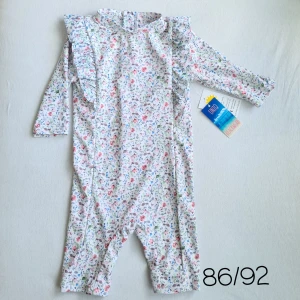 UV-baddräkt blommig 🌸🤍 - En helt ny UV-baddräkt (50+) med lapparna kvar. Märkt 86/92, blommig med volanger 🤍🌸