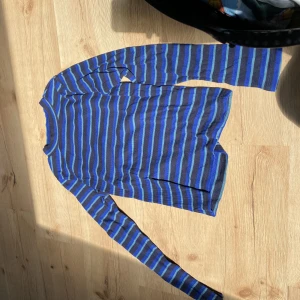 Tröja - Rensat garderoben, jätte fin blå tröja 