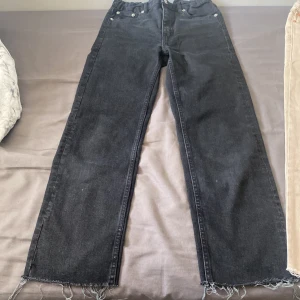 helt nya jeans  - Hej just nu säljer jag två par jeans då de är för små nu, de är från lager 157, de svarta är använda fåtal gånger men de beiga är aldrig använda är lite kortare i modellen men annars lite som straight jeans eller wide leg. Båda är i super bra i skickt 