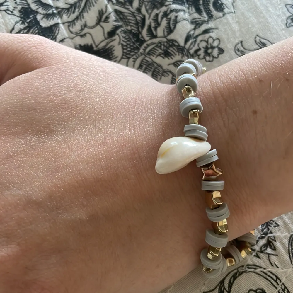Här är ett armband med gråa pärlor och stjärnor på sig, finns ute nu på min Plick smycken.by. wilma kom gärna och köp, den som köper den står för frakten☀️☀️20kr+frakt. Accessoarer.