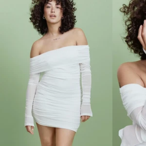 Vit klänning  - Vit kort klänning. Aldrig använd.  Storlek M  Köpt för 400kr 