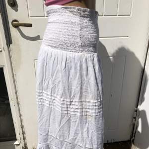 Lång kjol från Lindex med mönster jätte fin nu på sommaren 🌞(lånad bild!)