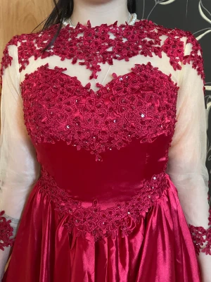 Klänning - Helt oanvänd, endast testat på, säljer den eftersom den inte används. 