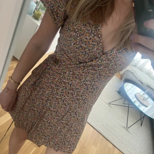 Blommig klänning - Relativt kort för mig som är 1.74. Oanvänd utan prislapp