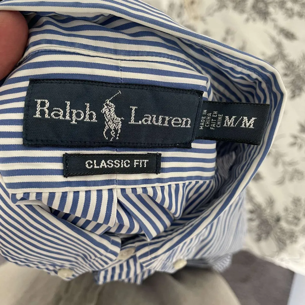 Säljer min fina randiga Ralph Lauren skjorta i storlek M. Den har inga defekter, den är sparsamt använd. Passar perfekt nu inför sommaren. Skriv ifall du har några frågor! Först till kvarn☺️ kolla gärna in mina liknande skjortor i profilen.. Skjortor.