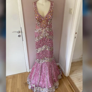 festKlänning  - Sjal på axlarna följer med. Dm för mer detaljer 