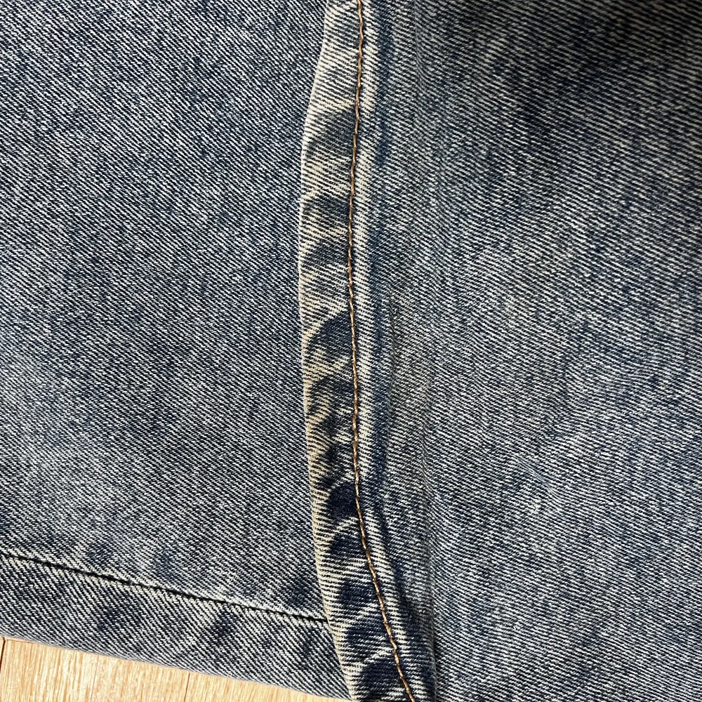 säljer dessa lowrise jeans från HM då de inte kommer till användning. strlk 42 men sitter som en 40. . Jeans & Byxor.