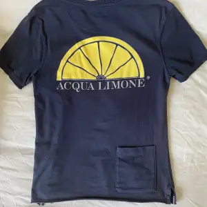 En superfin mörkblå t-shirt från Acqua Limone! Stor i storleken så skulle säga att den passar storlek xs-m. Säljer på grund av att den tyvärr inte kommer till användning. Orginalpris: 599kr