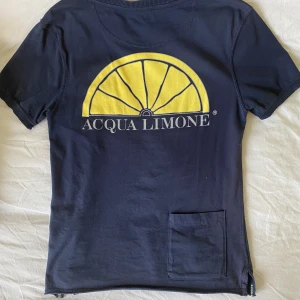 T-shirt Acqua Limone - En superfin mörkblå t-shirt från Acqua Limone! Stor i storleken så skulle säga att den passar storlek xs-m. Säljer på grund av att den tyvärr inte kommer till användning. Orginalpris: 599kr