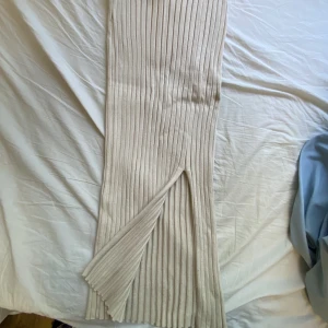 Kjol - Begie kjol från monki med slits, storlek XXS men är stor i storleken, passar mig som bär xs/s. 🤍