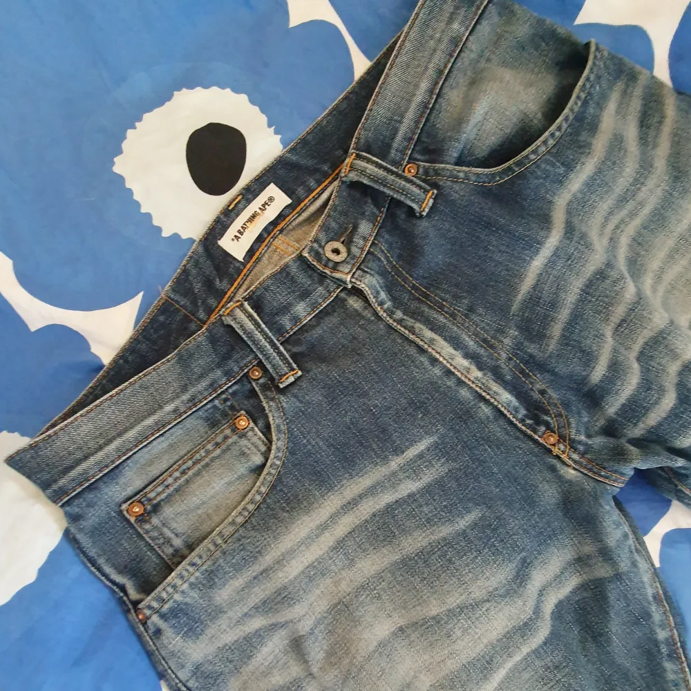 Skitsnygga vintage Bape jeans från tidigt 2000-tal. Köpta på 50-archive popup men säljer då de ej används. Prima skick då diverse mindre slitage har reparerats hos en skräddare. Tveka inte att fråga om bilder/info!   Mått: 32 längd, 31 midja Pris: 950 kr. Jeans & Byxor.