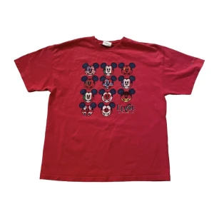 Vintage 90s Disney T-shirt - Vintage 90s Disney T-shirt Large. Kom dm vid frågor eller fler bilder!