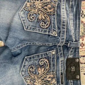 miss me jeans - INTRESSEKOLL⚠️ ett par jättefina miss me jeans i storleken 26/34/xs, dem är lågmidjade med jätte fina bakfickor skriv för mera bilder❤️