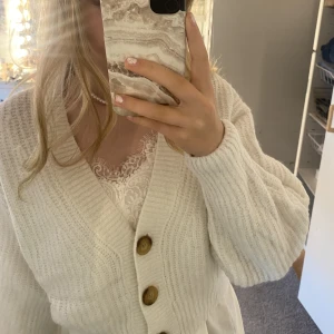 Mysig stickad tröja  - En super mysig stickad tröja med tre knappar🫶🏻 Härlig att ha på sig knäppt och öppen🫶🏻 !Obs lite knottrig vid visa material!