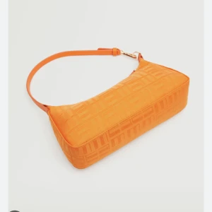 Slutsåld fendi inspirerad väska från Mango  - Fint skick 