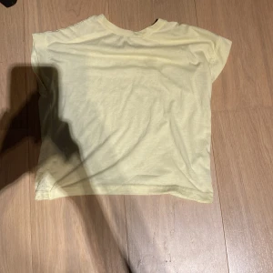 Gul tränings tröja  - Köparen står för frakten 