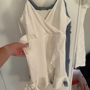 Studentklänning - Aldrig använd, lappen sitter kvar. Superfin klänning till student eller annat. Köpt en annan och valt att inte använda denna! Köpt från Gina tricot