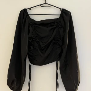 Satintopp - Svart oanvänd satintopp i storlek S. Toppen är köpt på Shein. Mycket fint skick🤍