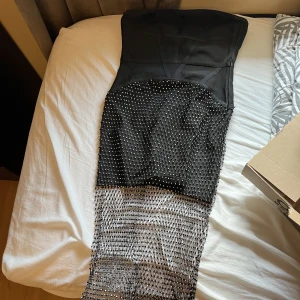 Klänning - Klänning använd i ett par timmar, väldigt bra skick! Köpt för 949kr.