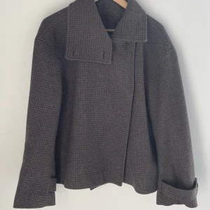 Jacka från Arket  - Tänkte sälja min jacka från Arket i storlek 34. Lägger upp mina egna bilder inom kort! 