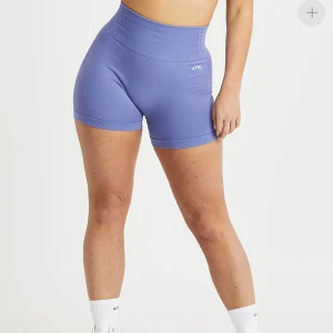 AYBL träningsshorts - Helt oanvända träningsshorts, endast provade från AYBL. Säljer då de är för små för mig, så skulle säga att det är små i storleken, inte så stretchiga. Modellen heter Balance V2 Seamless Shorts Steel Blue. Köpta för 370kr! Köparen står för frakten✨